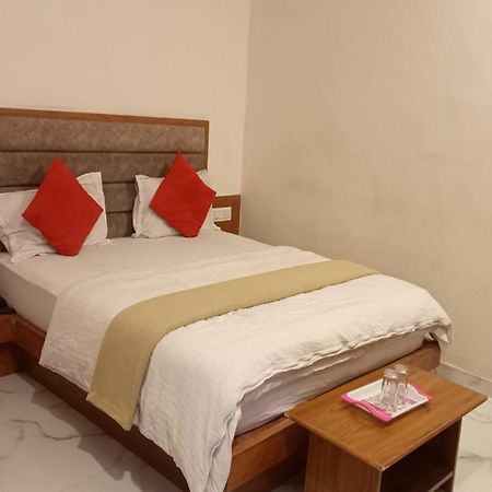 Hotel New Lake View Ahmedabad Bagian luar foto