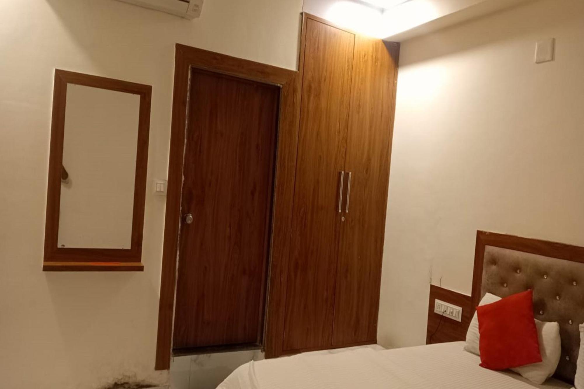 Hotel New Lake View Ahmedabad Bagian luar foto