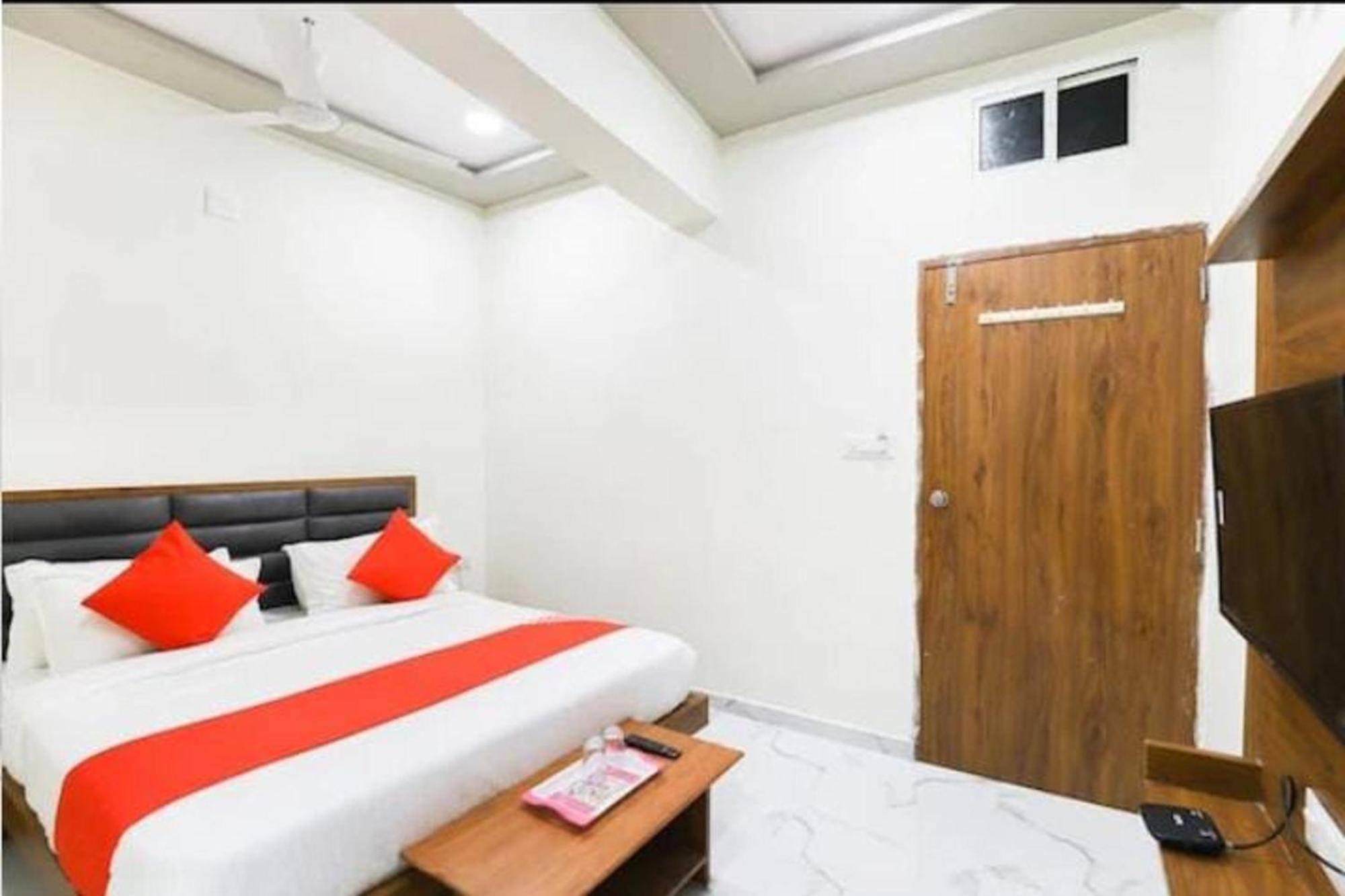 Hotel New Lake View Ahmedabad Bagian luar foto